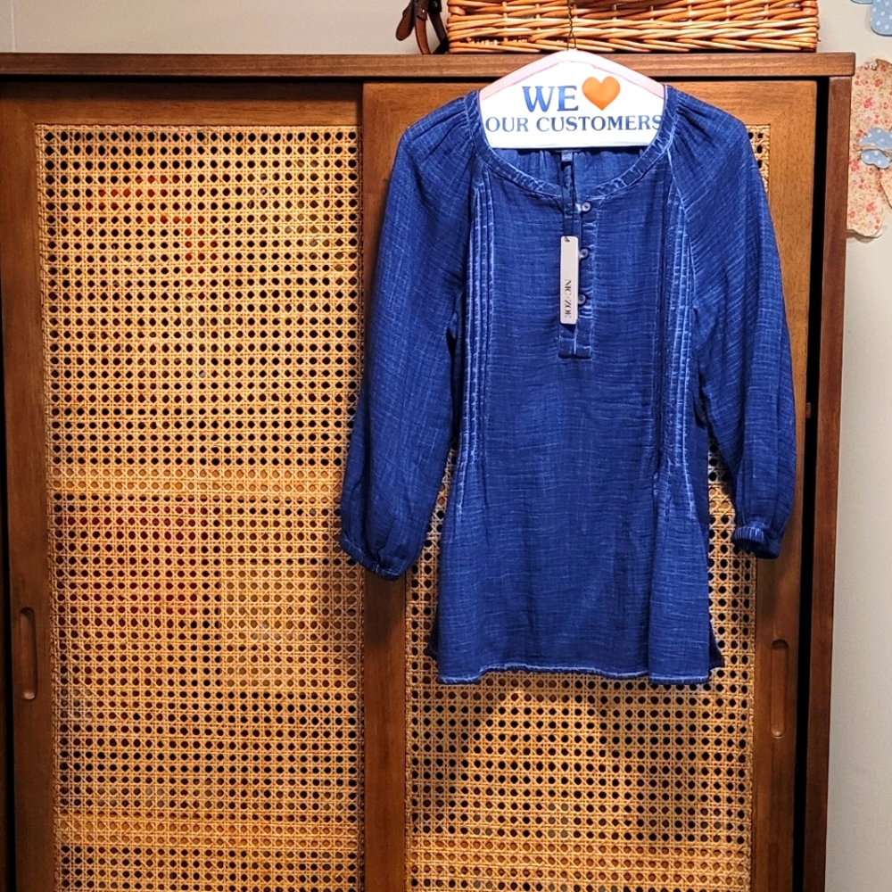 NWT Nic+Zoe Parisian Blue Pintuck blouse